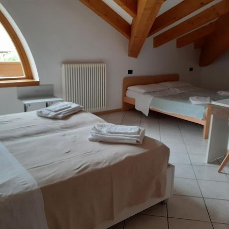 Hotel Aurora Cavedago Zimmer foto