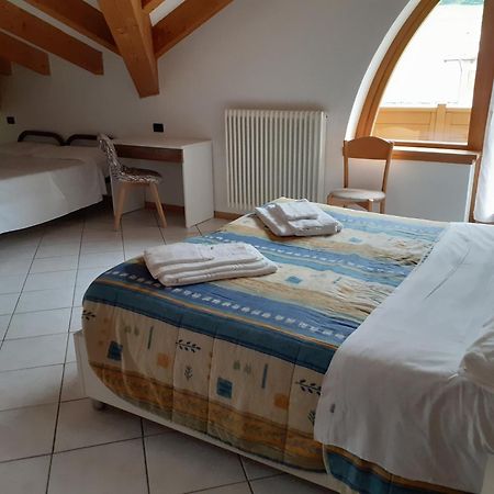 Hotel Aurora Cavedago Zimmer foto