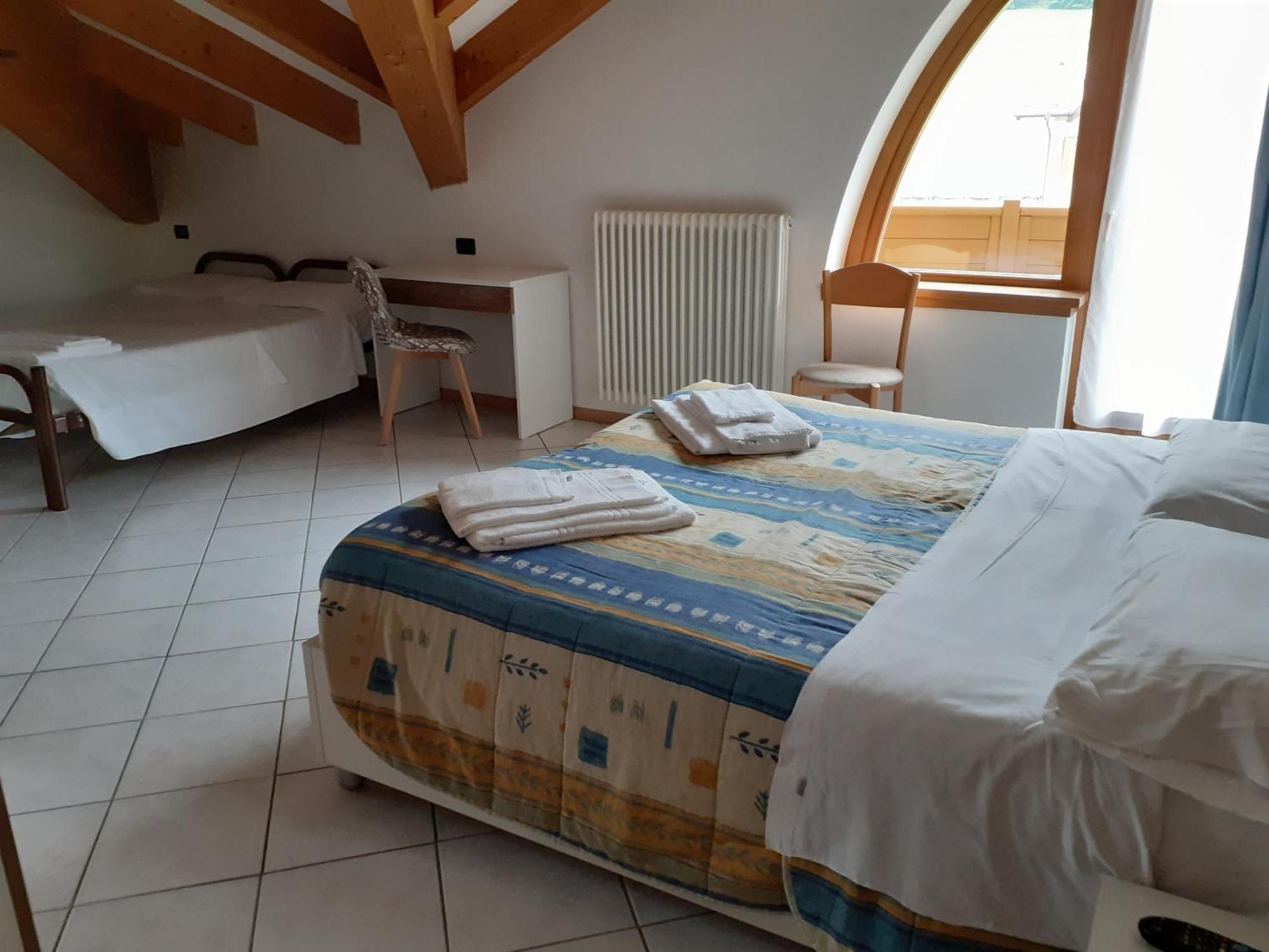 Hotel Aurora Cavedago Zimmer foto